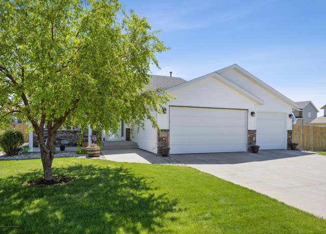Property at 1095 Parkway Ln, West Fargo, ND 58078, 4 beds, 3 baths