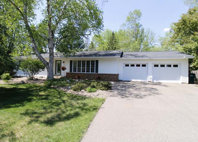 Property at 1901 Chestnut Dr, Hudson, WI 54016, 4 beds, 3 baths
