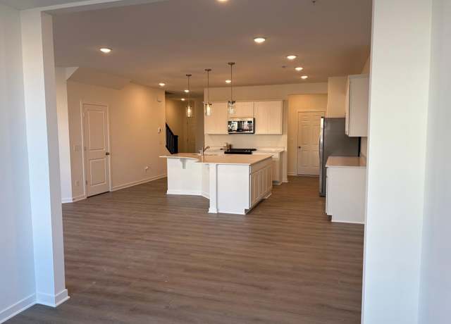 Property at 1719 Hauer Trl, Shakopee, MN 55379, 3 beds, 3 baths