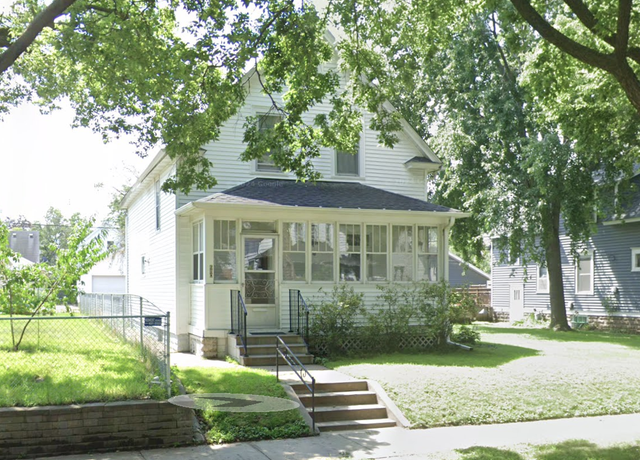 Property at 680 Hyacinth Ave E, Saint Paul, MN 55106, 3 beds, 2 baths