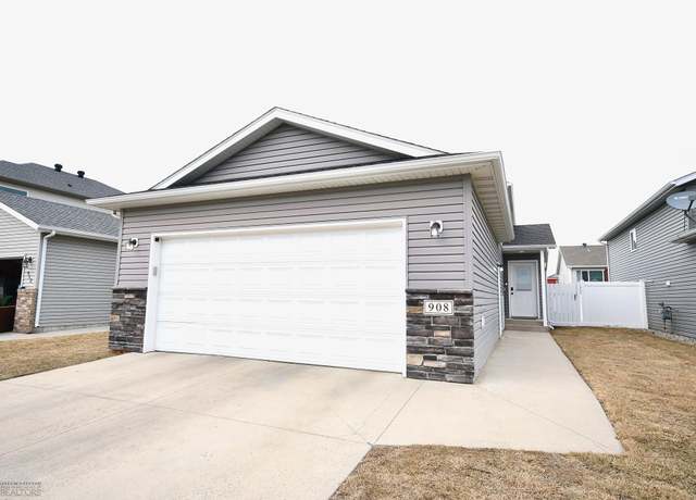 Property at 908 30th Ave W, Fargo, ND 58078, 3 beds, 2 baths