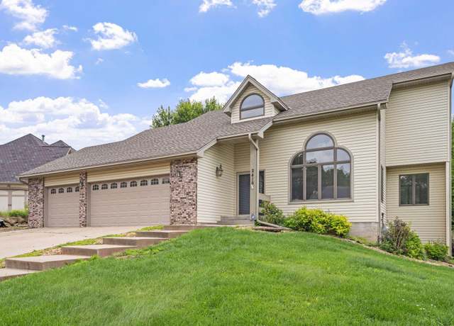 Property at 2416 Teakwood Dr E, Maplewood, MN 55119, 4 beds, 4 baths