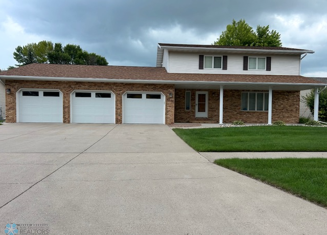 Property at 3626 21st St S, Fargo, ND 58104, 3 beds, 4 baths