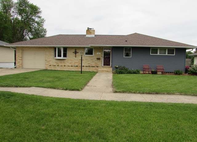 Property at 933 S Hampton St, Fairmont, MN 56031, 4 beds, 2 baths