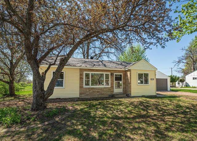 Property at 140 Carol Ln, West Saint Paul, MN 55118, 3 beds, 1 bath