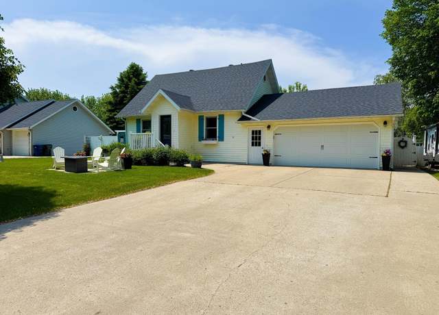 Property at 906 S Martin St, Fergus Falls, MN 56537, 4 beds, 3 baths