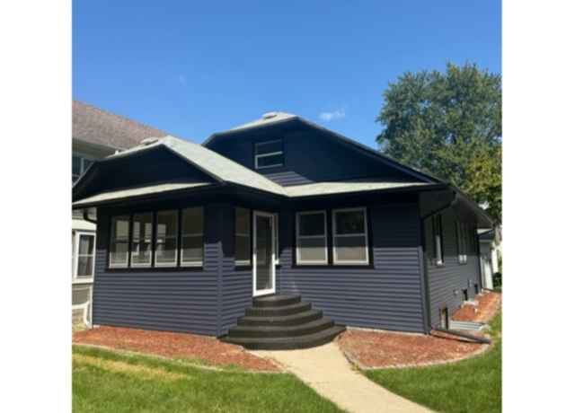 Property at 995 Wakefield Ave, Saint Paul, MN 55106, 4 beds, 3 baths