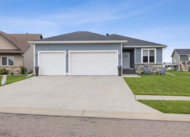 Property at 1015 46th Ave S, Moorhead, MN 56560, 4 beds, 3 baths