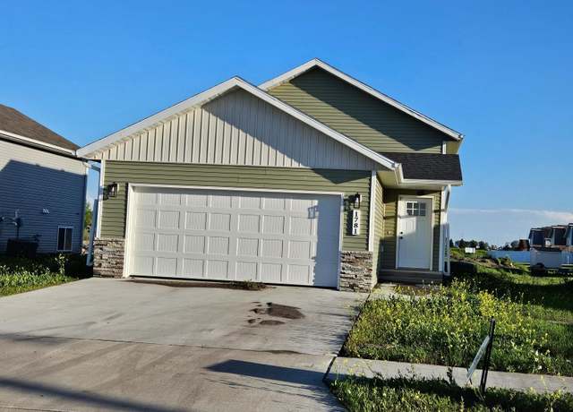 Property at 1781 19th Ave, Wahpeton, ND 58075, 3 beds, 2 baths