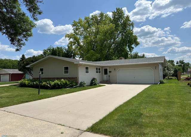 Property at 314 28th Ave N, Fargo, ND 58102, 3 beds, 2 baths