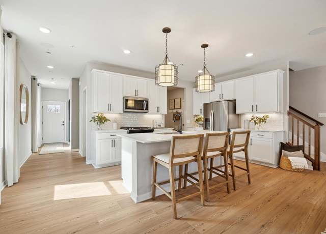 Property at 17940 Genoa Dr, Lakeville, MN 55044, 4 beds, 3 baths