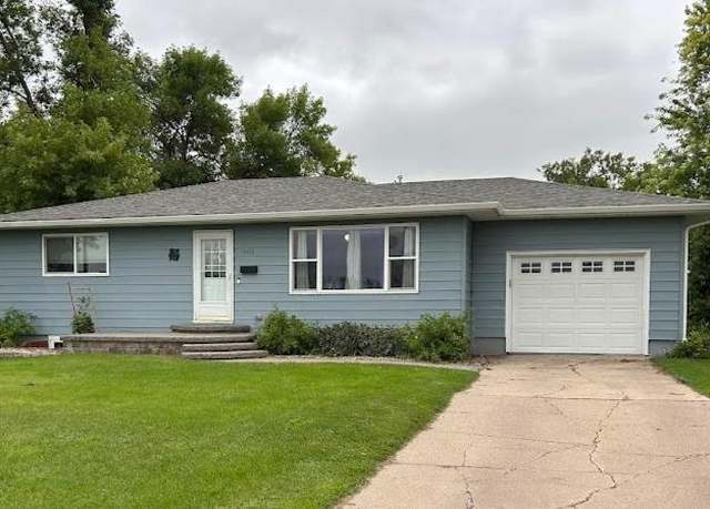 Property at 602 1st Ave SE, Hillsboro, ND 58045, 4 beds, 2 baths