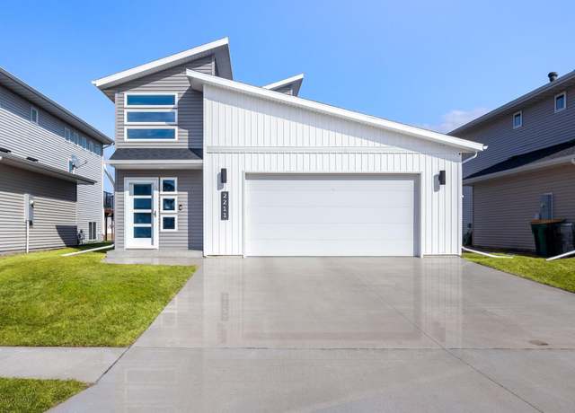 Property at 2211 10th Ct W, West Fargo, ND 58078, 4 beds, 2 baths