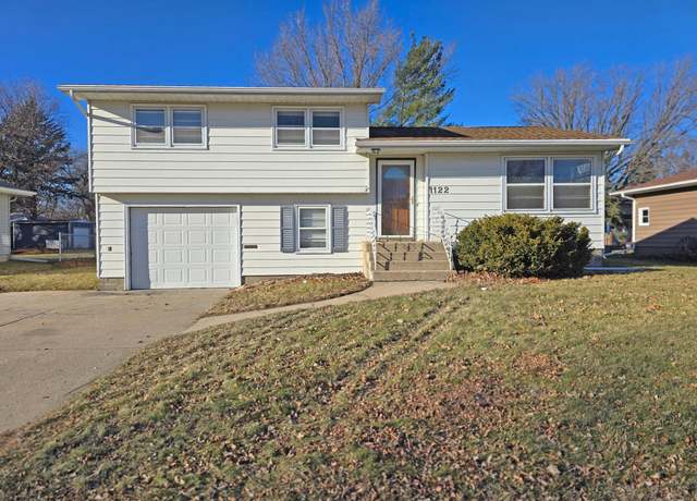Property at 1122 S State St, Fairmont, MN 56031, 3 beds, 2 baths