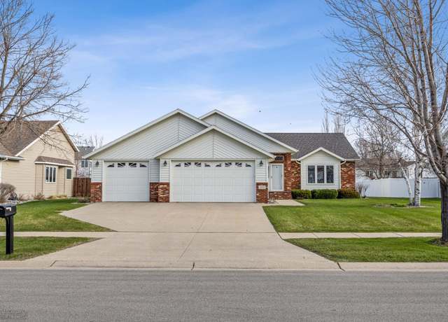 Property at 3231 43rd Ave S, Fargo, ND 58104, 4 beds, 3 baths