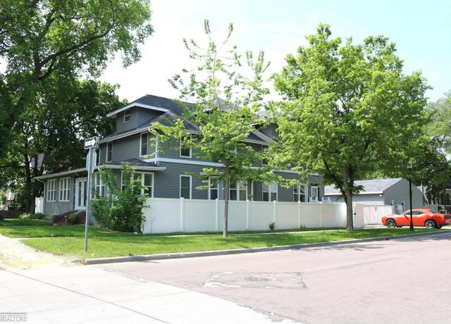 Property at 901 10th St S, Fargo, ND 58103, 10 beds, 5 baths