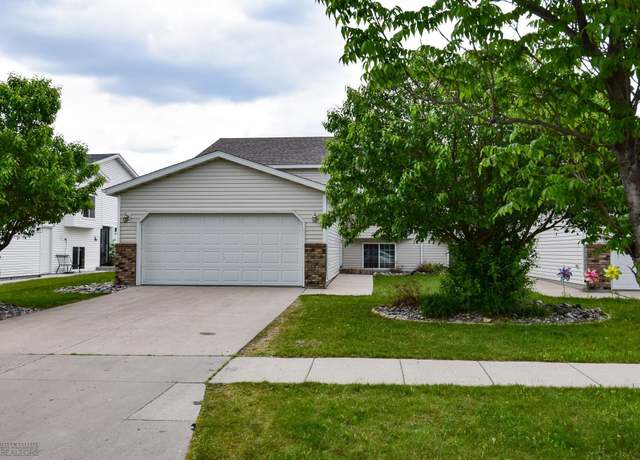 Property at 917 11 St W, West Fargo, ND 58078, 4 beds, 2 baths