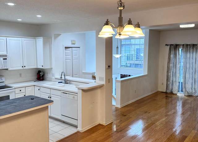 Property at 2338 Eagle Trace Ln, Woodbury, MN 55129, 2 beds, 2 baths
