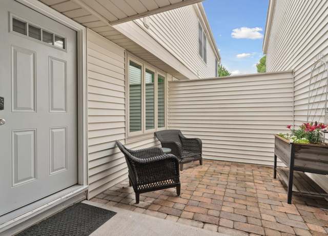 Property at 124 Avignon Ct, Woodbury, MN 55125, 3 beds, 2 baths