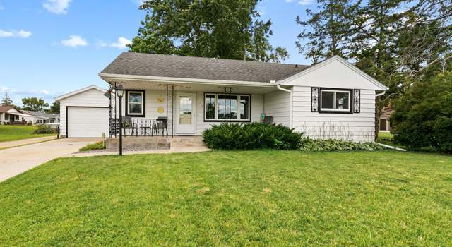 Photo of 715 Country Club Rd, Sauk Centre, MN 56378