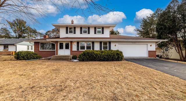 Photo of 1686 Lilac Ln, Mendota Heights, MN 55118