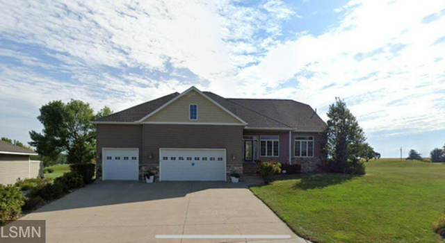 Photo of 104 Fairway Dr, Glencoe, MN 55336