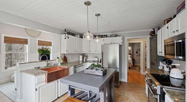 Photo of 202 Oak St, Excelsior, MN 55331
