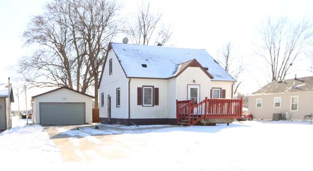 Photo of 305 E Sharon St, Le Center, MN 56057