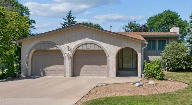Photo of 2419 Galtier St, Roseville, MN 55113