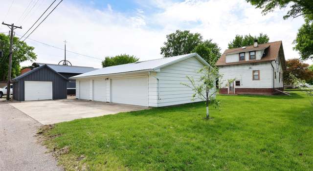 Photo of 411 S 6th St, Bird Island, MN 55310