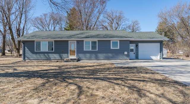 Photo of 375 E Woodlawn St, Le Center, MN 56057