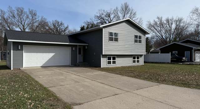 Photo of 575 Roberts St SW, Hutchinson, MN 55350