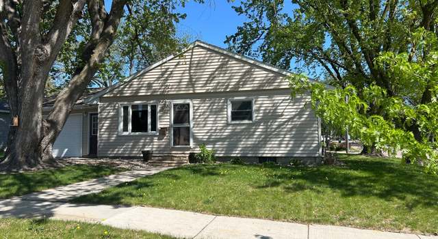 Photo of 927 15th St E, Glencoe, MN 55336