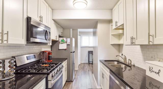 Photo of 22 River Woods Ln, Burnsville, MN 55337