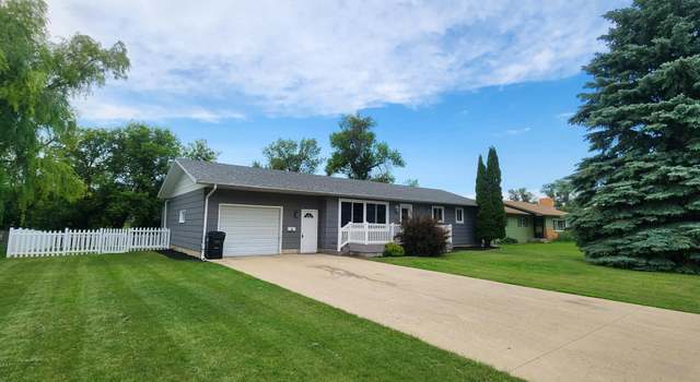 Photo of 880 Riverview Dr, Valley City, ND 58072