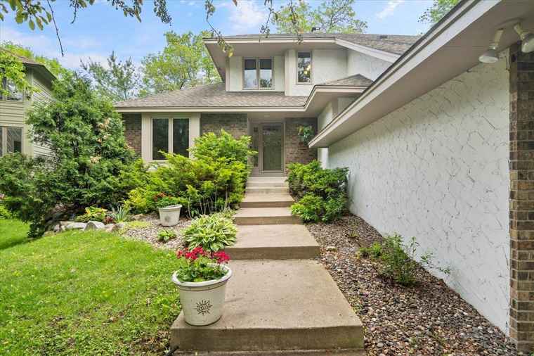 Photo of 5550 Pineview Ln N Plymouth, MN 55442