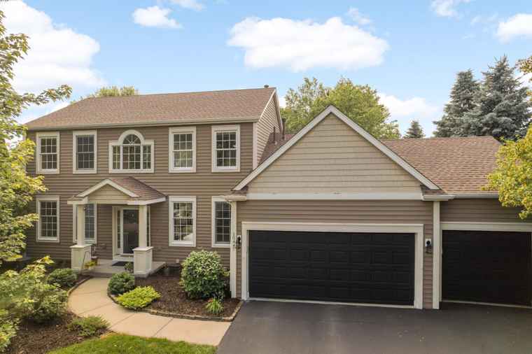 Photo of 10447 Glen Eagle Cir Woodbury, MN 55129