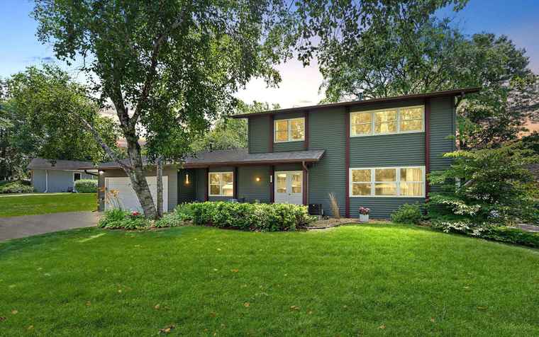 Photo of 1064 Sprucewood Dr Woodbury, MN 55125