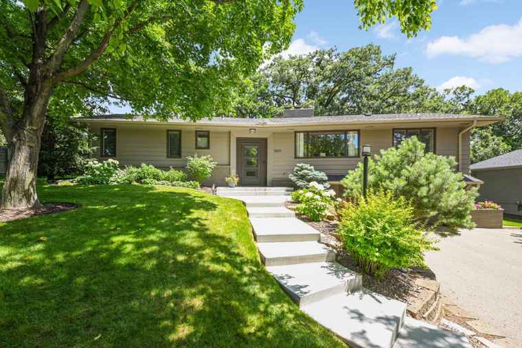 Photo of 5601 Interlachen Cir Edina, MN 55436