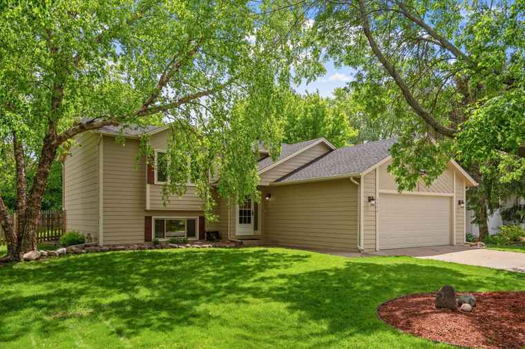 Photo of 3958 Worchester Dr Eagan, MN 55123