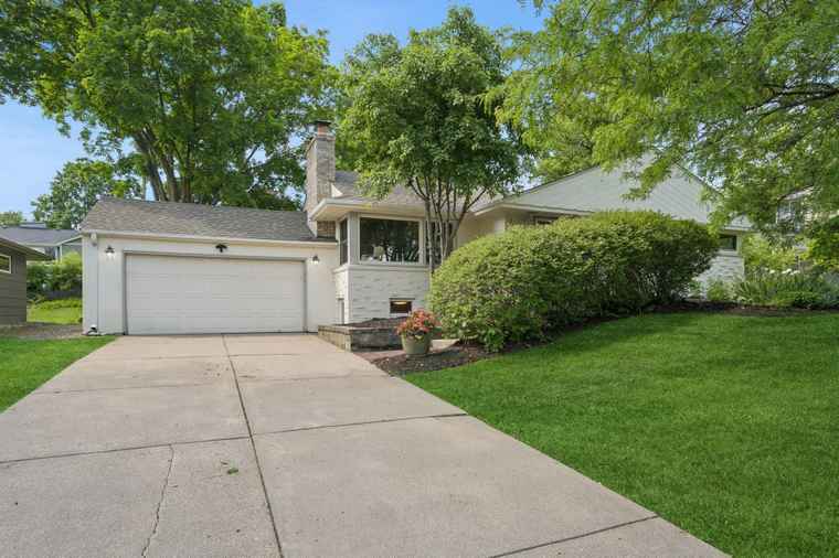 Photo of 5209 W 61st St Edina, MN 55436