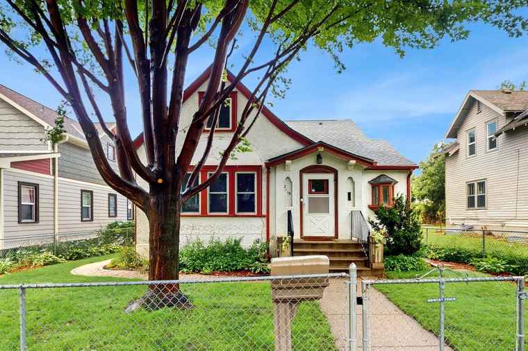 Photo of 2119 Queen Ave N Minneapolis, MN 55411