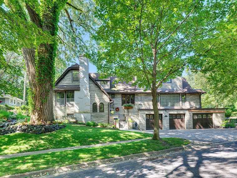Photo of 15 Benhill Rd Saint Paul, MN 55105