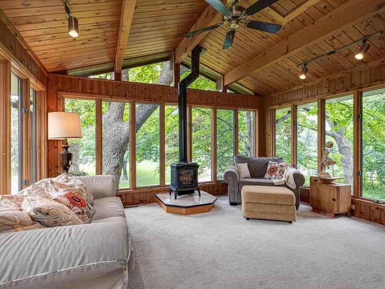 Photo of 1120 Oakview Ln N Plymouth, MN 55441
