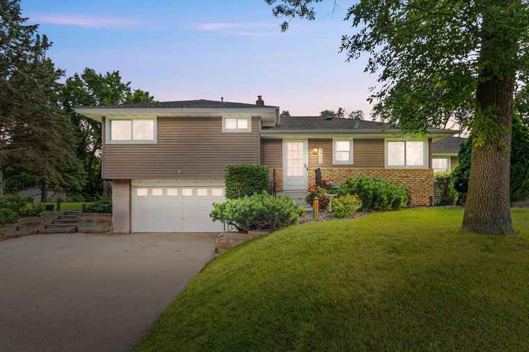 Photo of 5703 Oakview Ln Minnetonka, MN 55345