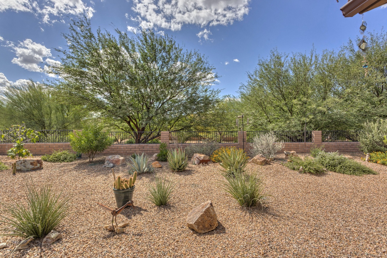 2180 E Thunderchief Dr, Green Valley, AZ 85614
