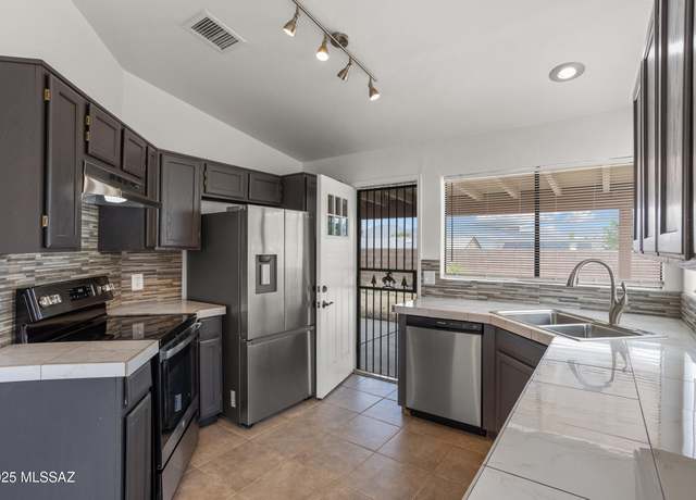 Property at 10261 E Woodhaven Ln, Tucson, AZ 85748, 3 beds, 2 baths