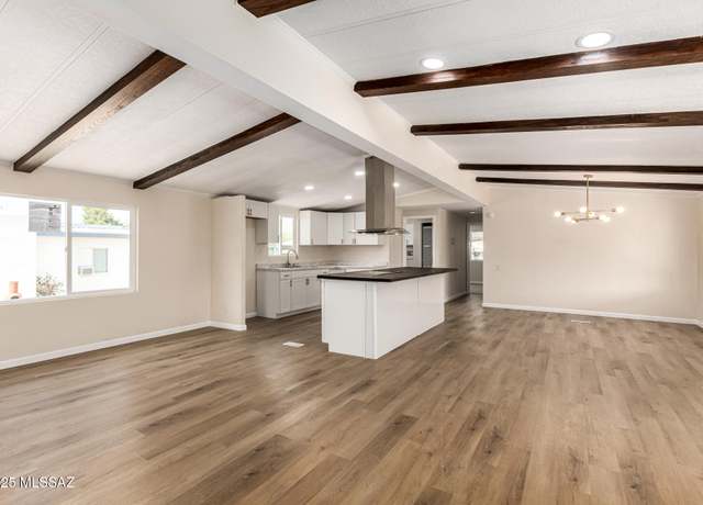 Property at 5233 N Royal Palm Dr, Tucson, AZ 85705, 3 beds, 2 baths