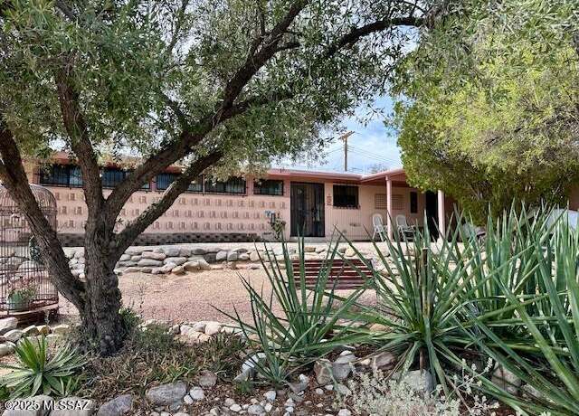 Property at 6960 E Oberlin Dr, Tucson, AZ 85710, 3 beds, 2 baths