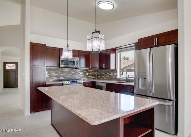Property at 10000 N Laurelwood Dr, Oro Valley, AZ 85737, 3 beds, 2 baths
